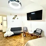 Ultimate Apartment - Private Courtyard - Netflix Appartement Prague