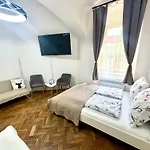 Ultimate Apartment - Private Courtyard - Netflix Appartement