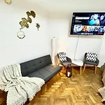 Ultimate - Private Courtyard - Netflix *