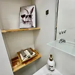 Ultimate Apartment - Private Courtyard - Netflix Appartement Prague