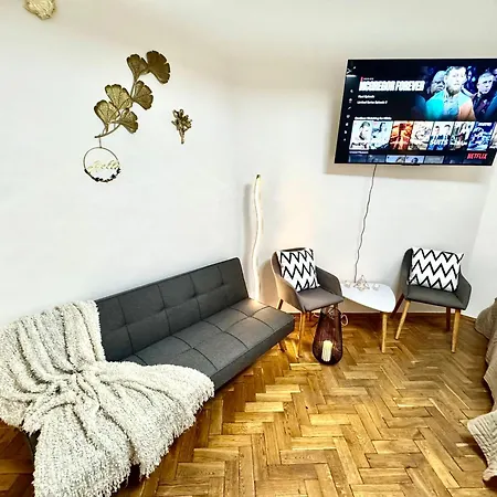 Bachelor's - Smoking Area - Private Courtyard *