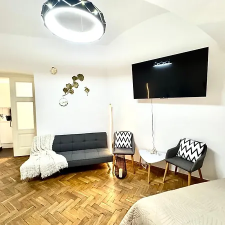 Bachelor's - Smoking Area - Private Courtyard Apartment Prag