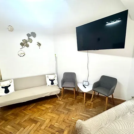 Apartment Bachelor's - Smoking Area - Private Courtyard *