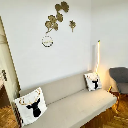 Bachelor's - Smoking Area - Private Courtyard Apartment Prag