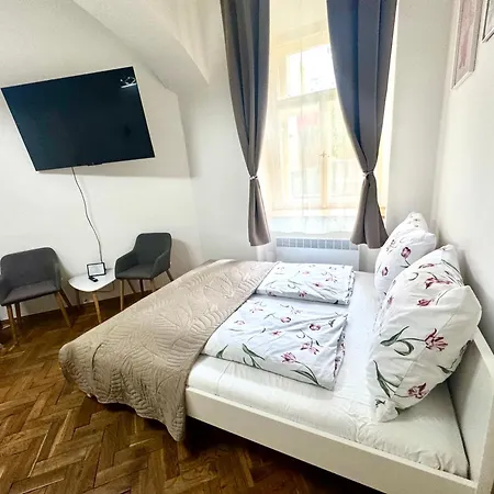 Bachelor's - Smoking Area - Private Courtyard * Prag