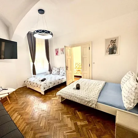 Bachelor's - Smoking Area - Private Courtyard Apartment *