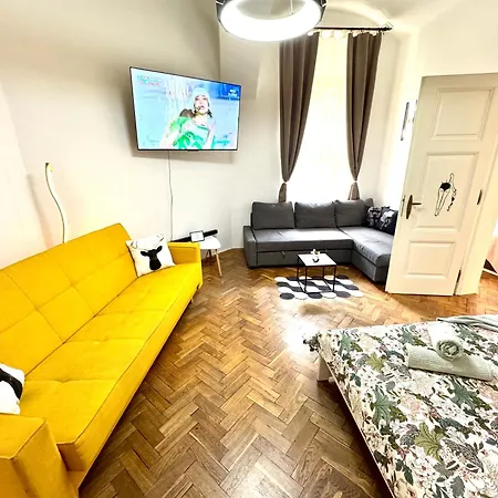 Ultimate - Private Courtyard - Netflix