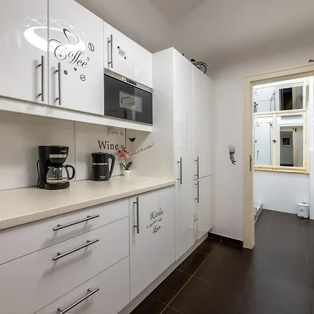 Ultimate - Private Courtyard - Netflix Praha