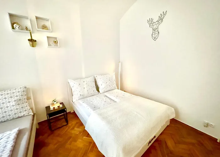 Bachelor's - Smoking Area - Private Courtyard * Prag