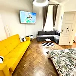 Ultimate - Private Courtyard - Netflix