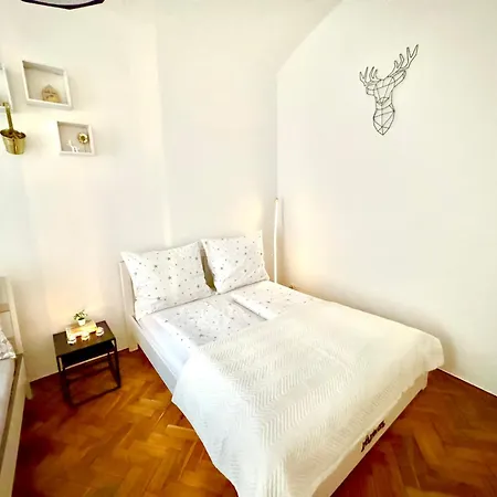 Ultimate - Private Courtyard - Netflix * Prague