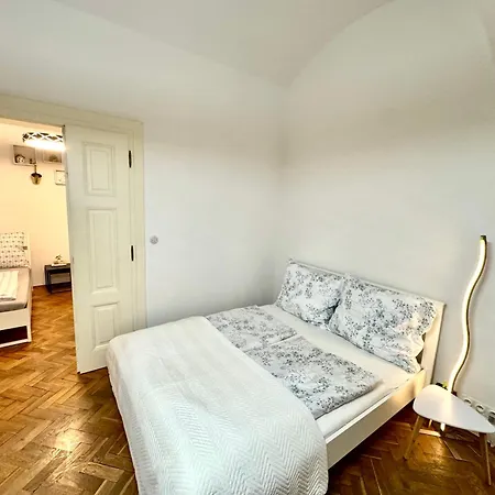 Ultimate - Private Courtyard - Netflix *