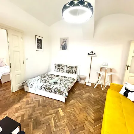 Ultimate - Private Courtyard - Netflix *
