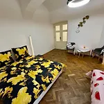 Ultimate - Private Courtyard - Netflix