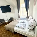 Ultimate - Private Courtyard - Netflix * براغ